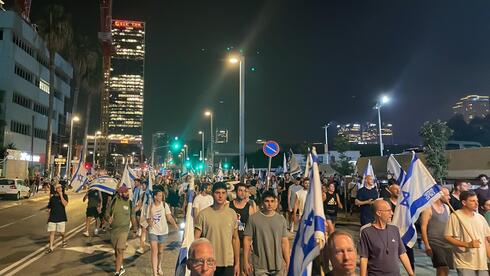  אלפים עברו מקפלן לצעדה צפונה לאורך יגאל אלון החסום, צילום: אמיר זיו 