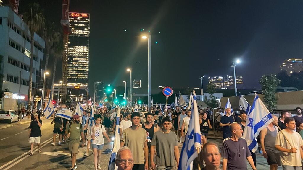  אלפים עברו מקפלן לצעדה צפונה לאורך יגאל אלון החסום