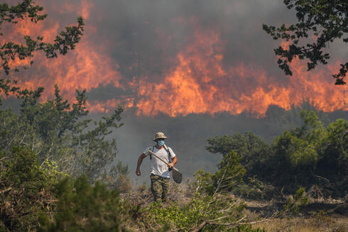 שריפה באי רודוס, יוון, צילום: AP/Petros Giannakouris