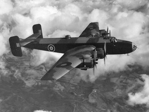 מפציץ הליפקס באוויר, צילום: RAF