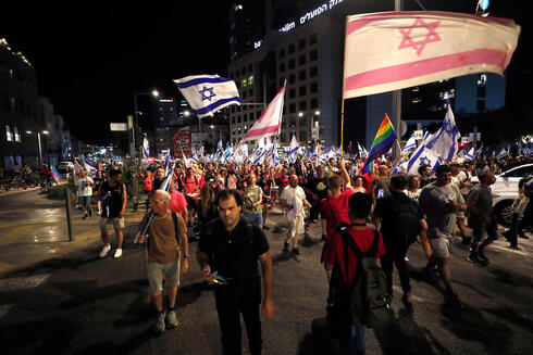 מפגינים בתל אביב מחאה הפגנות הפיכה משטרית 27.7, צילום: EPA/ATEF SAFADI