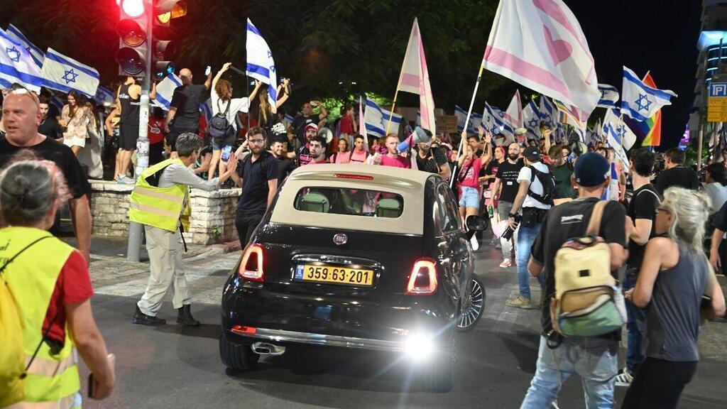 מפגינים בתל אביב מחאה הפגנות הפיכה משטרית 27.7