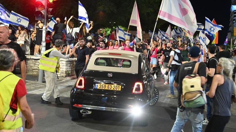 מפגינים בתל אביב מחאה הפגנות הפיכה משטרית 27.7