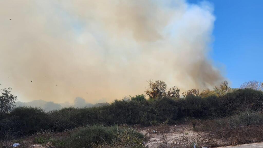 מאמצי כיבוי של השריפה שמשתוללת במתחם תעש בהרצליה