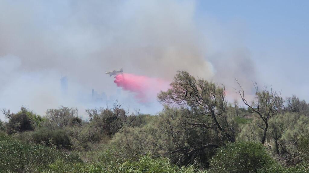 מאמצי כיבוי של השריפה שמשתוללת במתחם תעש בהרצליה