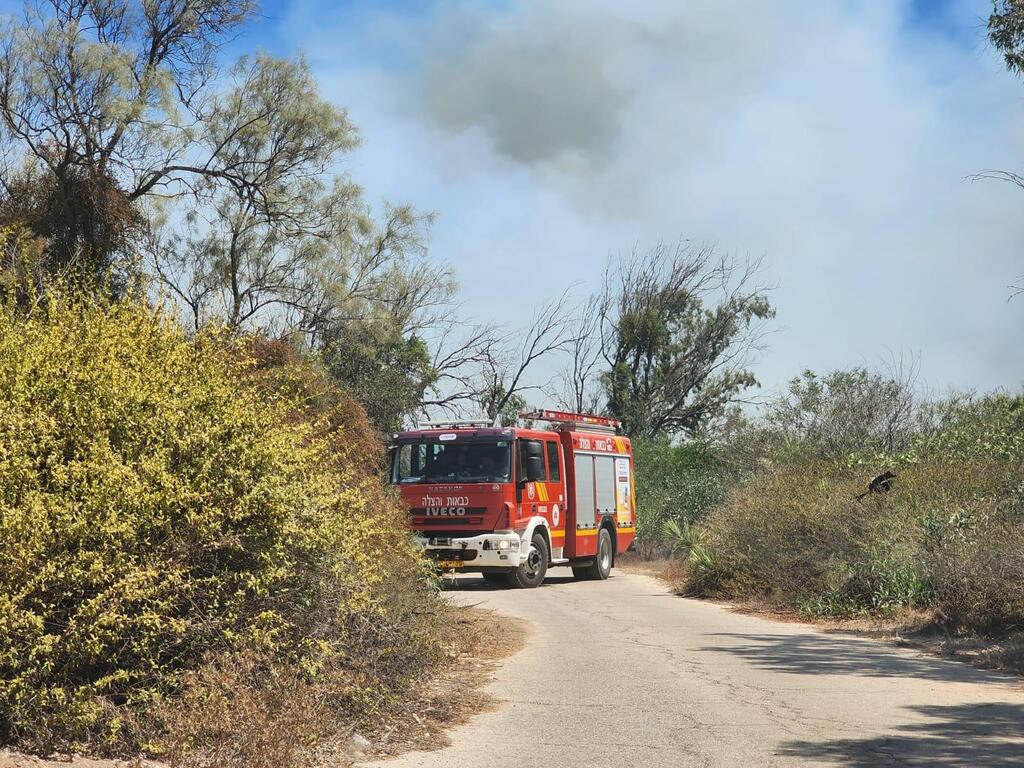 מאמצי כיבוי של השריפה שמשתוללת במתחם תעש בהרצליה