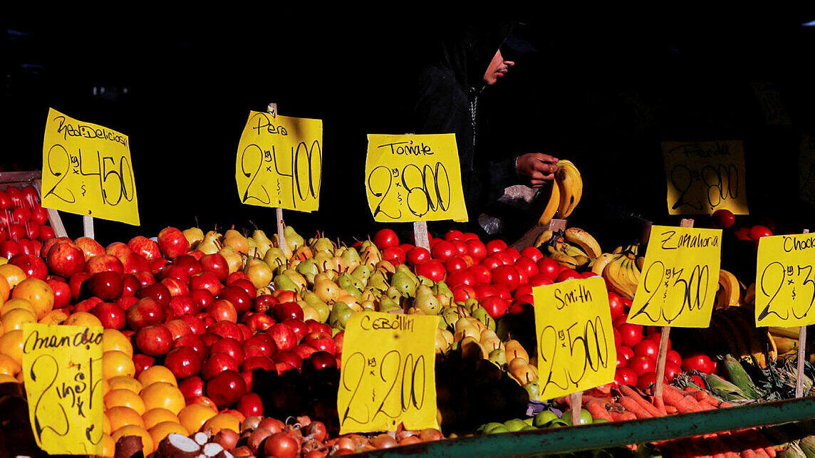 דוכן ירקות באזור בואנוס איירס ארגנטינה אינפלציה אפריל 2023