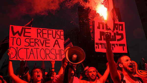 הפגנה עם אבוקות ב תל אביב
