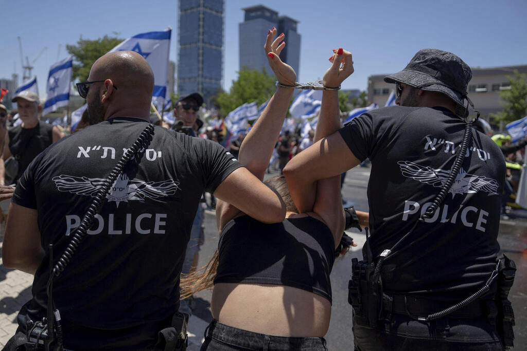 שוטרים  ב מחאה פגנה מפגינים מחאה נגד המהפכה המשפטית יום השיבוש