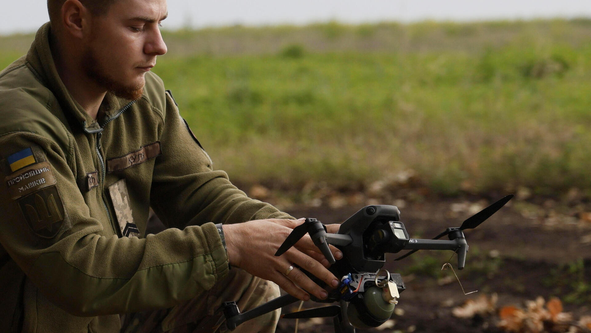 חייל אוקראיני מטפל ברחפן