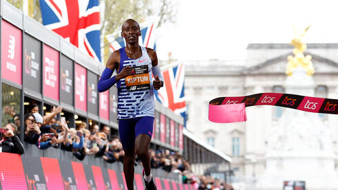 קלווין קיפטום שובר שיאים במרתון לונדון כשהוא נועל את נעלי העל, צילום: REUTERS/Andrew Boyers