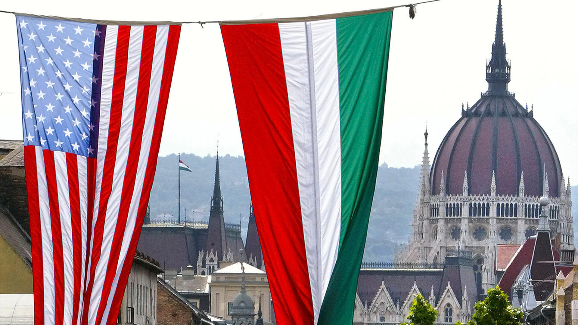 דגלי הונגריה ארה"ב מונפים ב בודפשט