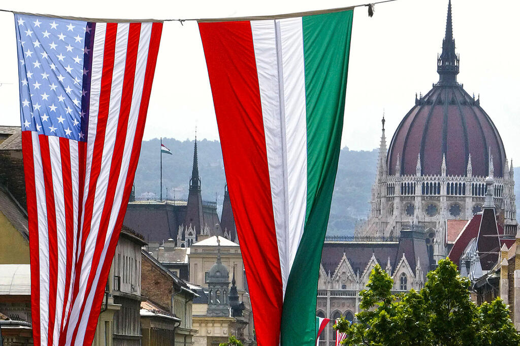 דגלי הונגריה ארה"ב מונפים ב בודפשט