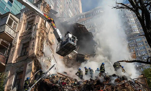 הרס במבנה אוקראיני שנפגע בהפצצת טרור, צילום: AP