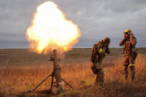 ירי מרגמה בחזית אוקראינה, צילום: רויטרס