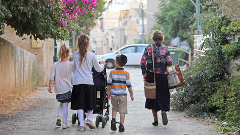 בשליש מהגנים והפארקים בבני ברק יש עבירות בנייה