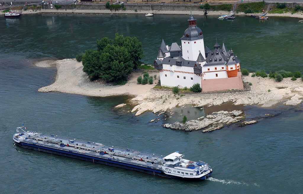 אוניית סחורות הובלה שטה ב נהר הריין ריין ב גרמניה יולי 2023 מפלס מים נמוכים משבר האקלים