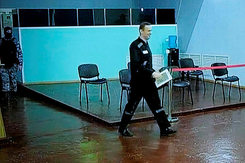 אלכסיי נבלני מנהיג האופוזיציה ב רוסיה בעת הקראת גזר דין של תשע שנות מאסר אוגוסט 2023 צילום ממסך טלוויזיה