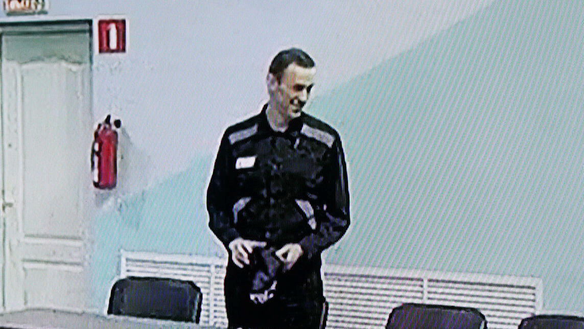 אלכסיי נבלני מנהיג האופוזיציה ב רוסיה בעת הקראת גזר דין של תשע שנות מאסר אוגוסט 2023 צילום ממסך טלוויזיה
