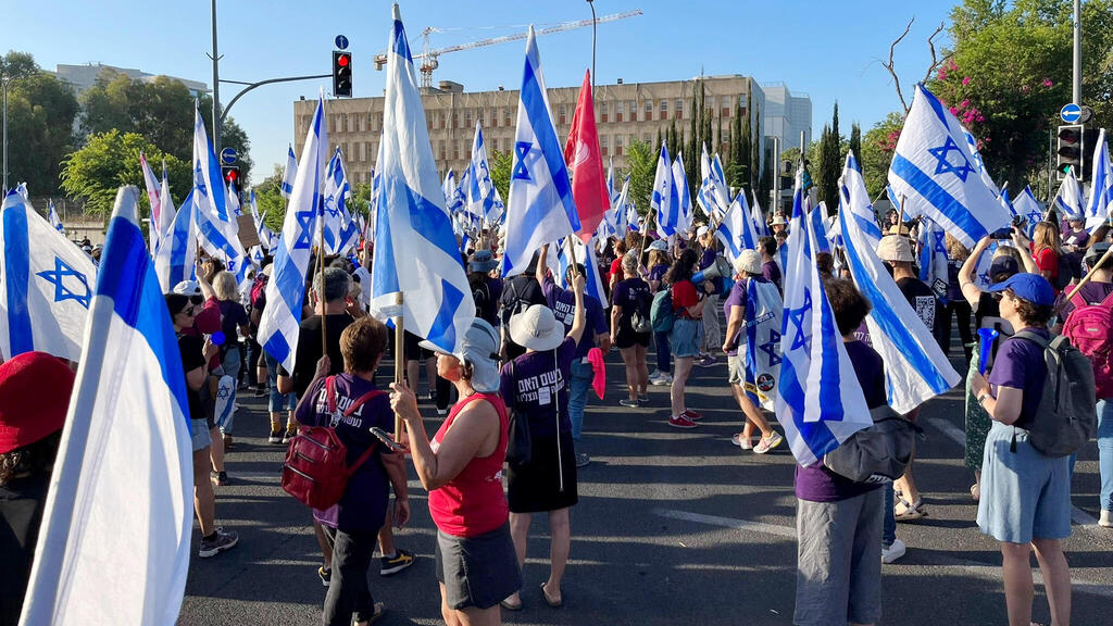 מחאת אמהות בחזית חוסמות את הכניסה לבאקום במחאה על הממשלה שפוטרת חרדים מגיוס