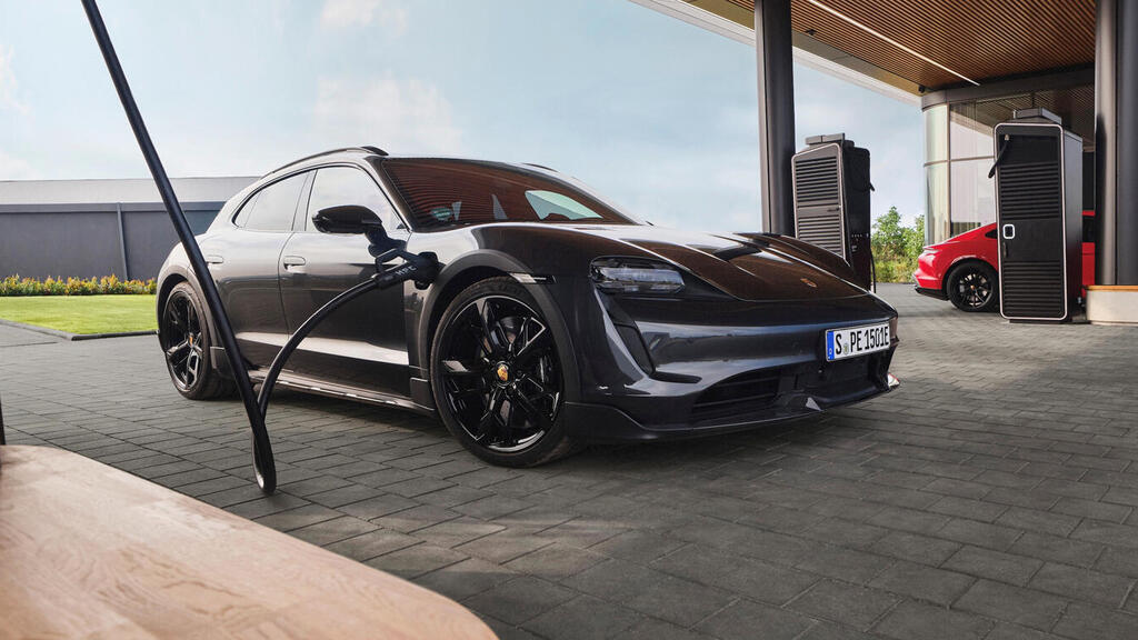 מכונית פורשה בעמדת טעינה