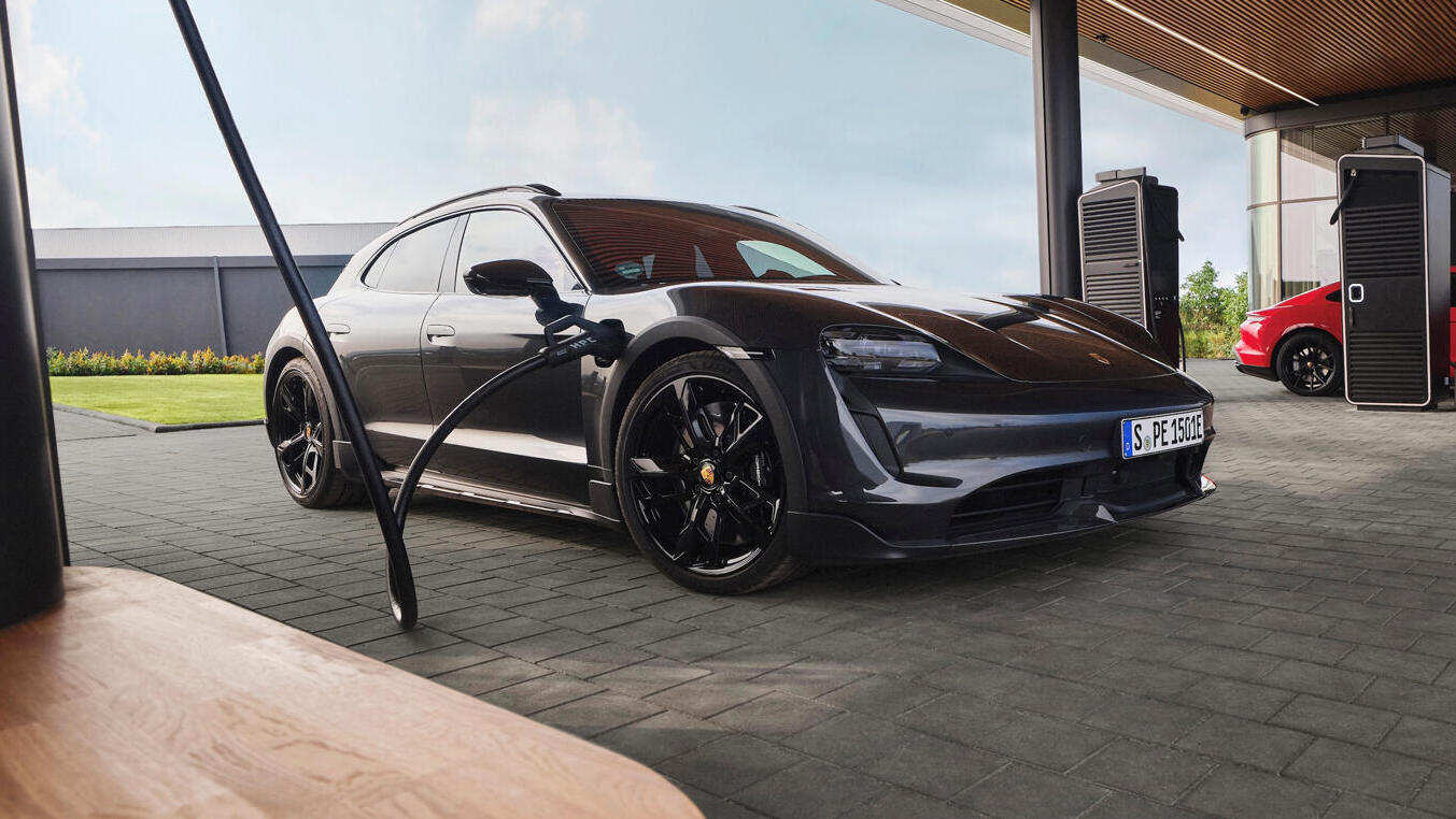 מכונית פורשה בעמדת טעינה