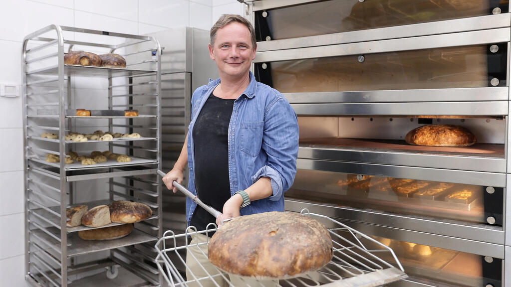 דירק שטייגר הבעלים של רשת המאפיות זייט אונט ברוט בסניף הראשון בישראל פנאי