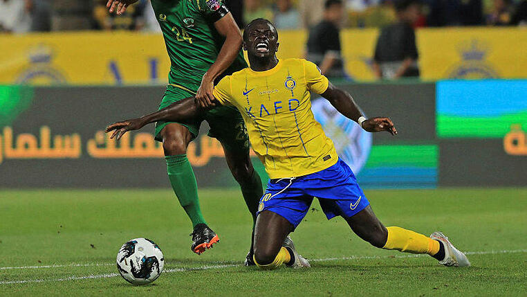 סאדיו מאנה בצהוב שחקן קבוצת א-נסר מ סעודיה מול קבוצה מעיראק