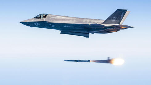 איטי פי שניים מהחץ השחור, אבל חכם. חמקן קרב F35 משגר טיל אוויר-אוויר, צילום: USAF