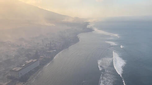 ענן עשן מעל הוואי, צילום: Richard Olsten/Air Maui Helicopters/via REUTERS