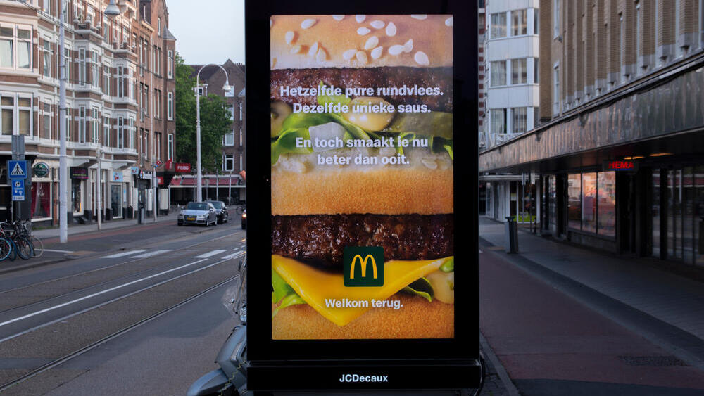 שלט חוצות דיגיטלי של מקדונלד'ס ב אמסטרדם