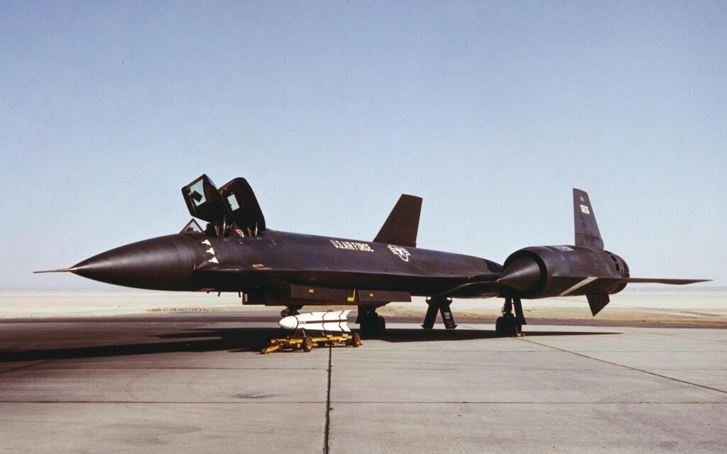 הקברניט YF12 מטוס יירוט הציפור השחורה