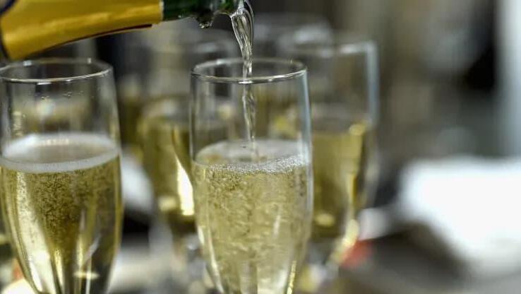 מכירות השמפניה בשיא – אבל טעמה עלול להשתנות לעד בגלל משבר האקלים
