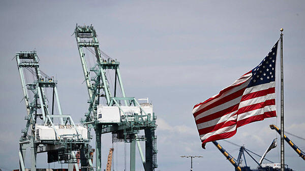 דגל ארה"ב ו מנופים ב נמל לוס אנג'לס