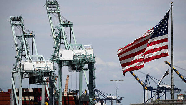 דגל ארה"ב ו מנופים ב נמל לוס אנג'לס