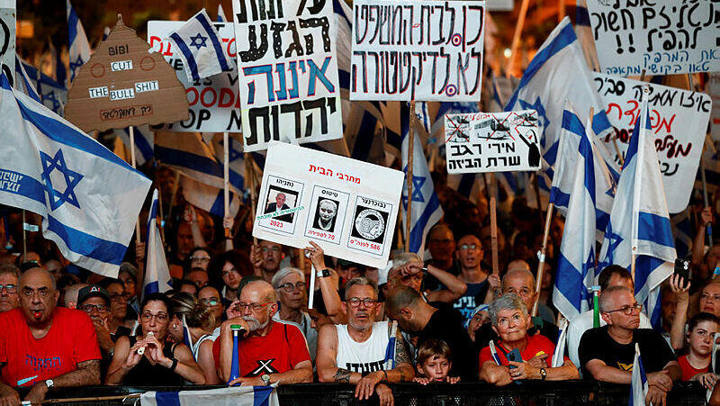 מפגינים בתל אביב מחאה הפיכה משטרית 12.8.23