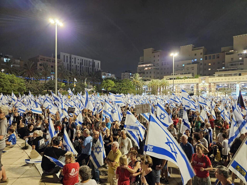 מחאה נגד המהפכה המשפטית ב כפר סבא 12.8.23