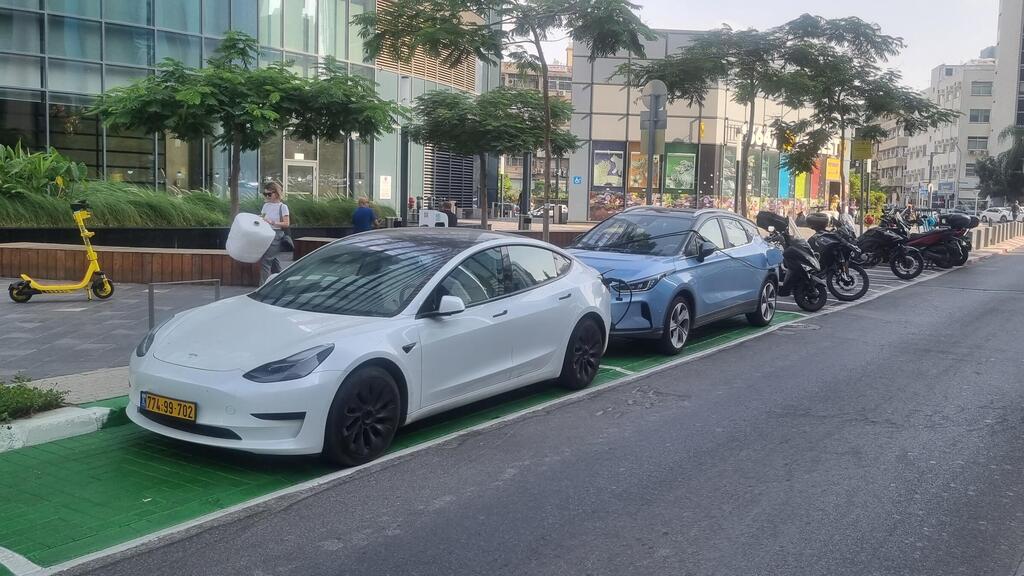 רכב חשמלי בטעינה ברמת גן