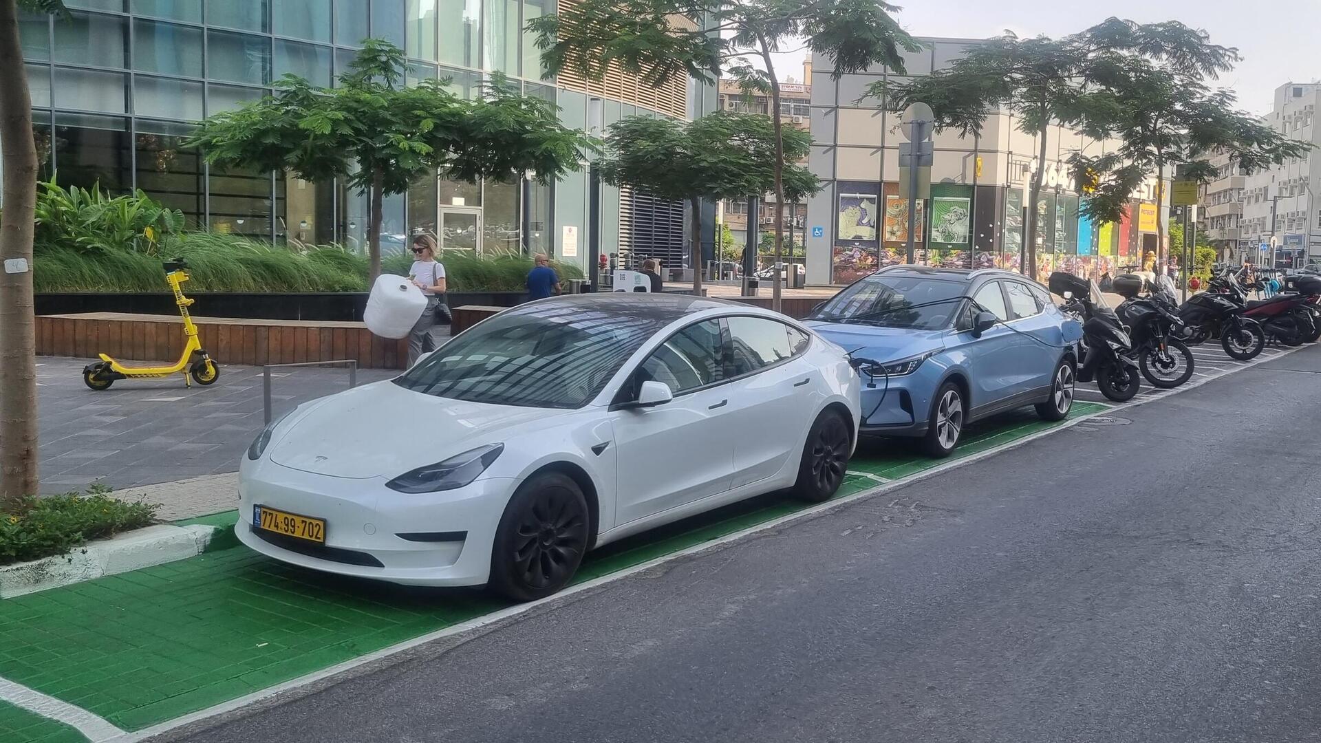 רכב חשמלי בטעינה ברמת גן