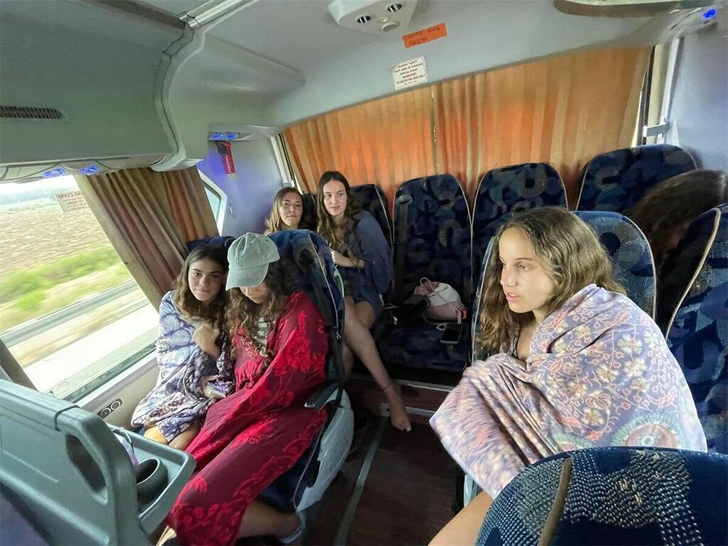ילדות נערות נסעו אוטובוס מה קיבוץ ל צפון אגד צפת הנהג הפריד את בנות בנים הפרדה מגדרית שמיכות להתכסות 
