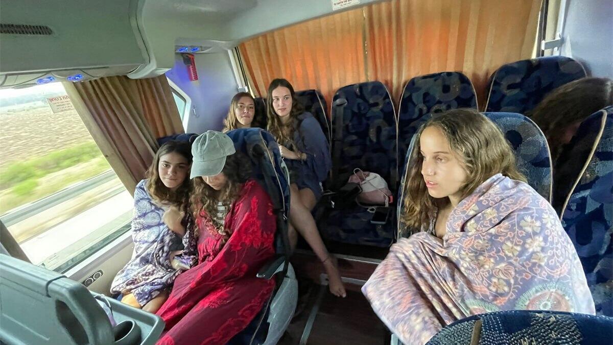 ילדות נערות נסעו אוטובוס מה קיבוץ ל צפון אגד צפת הנהג הפריד את בנות בנים הפרדה מגדרית שמיכות להתכסות 