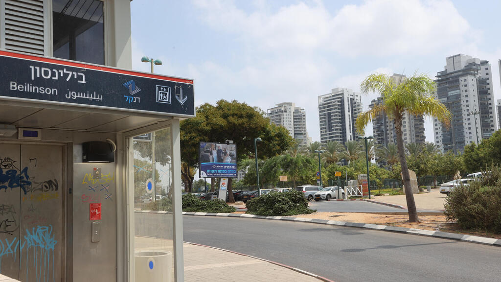 תחנת רכבת קלה בפתח תקווה. מספר התחנות להסעה המונית ברחבי הארץ יזנק פי 8 עד 2060 (צילום: יריב כץ) תחנת הרכבת הקלה רכבת קלה בילינסון פתח תקווה 16.8.23