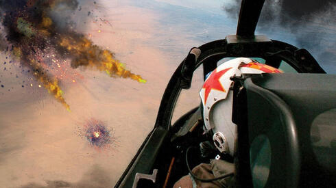 סקייהוק עט על מטרות, תחת פיצוצי אש נ"מ. אילוסטרציה, צילום: USAF