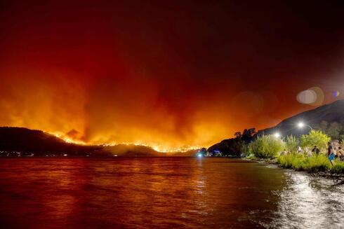 שריפה ליד קולנה המערבית, צילום: Darren HULL / AFP