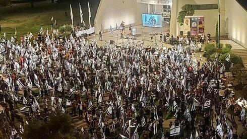 ההפגנה בהוד השרון, הערב, צילום: מתוך ynet