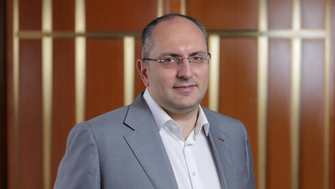 ברבוע כחול יבחנו את הצעת מוטי בן משה לרכישת הנכסים שרכש בעצמו