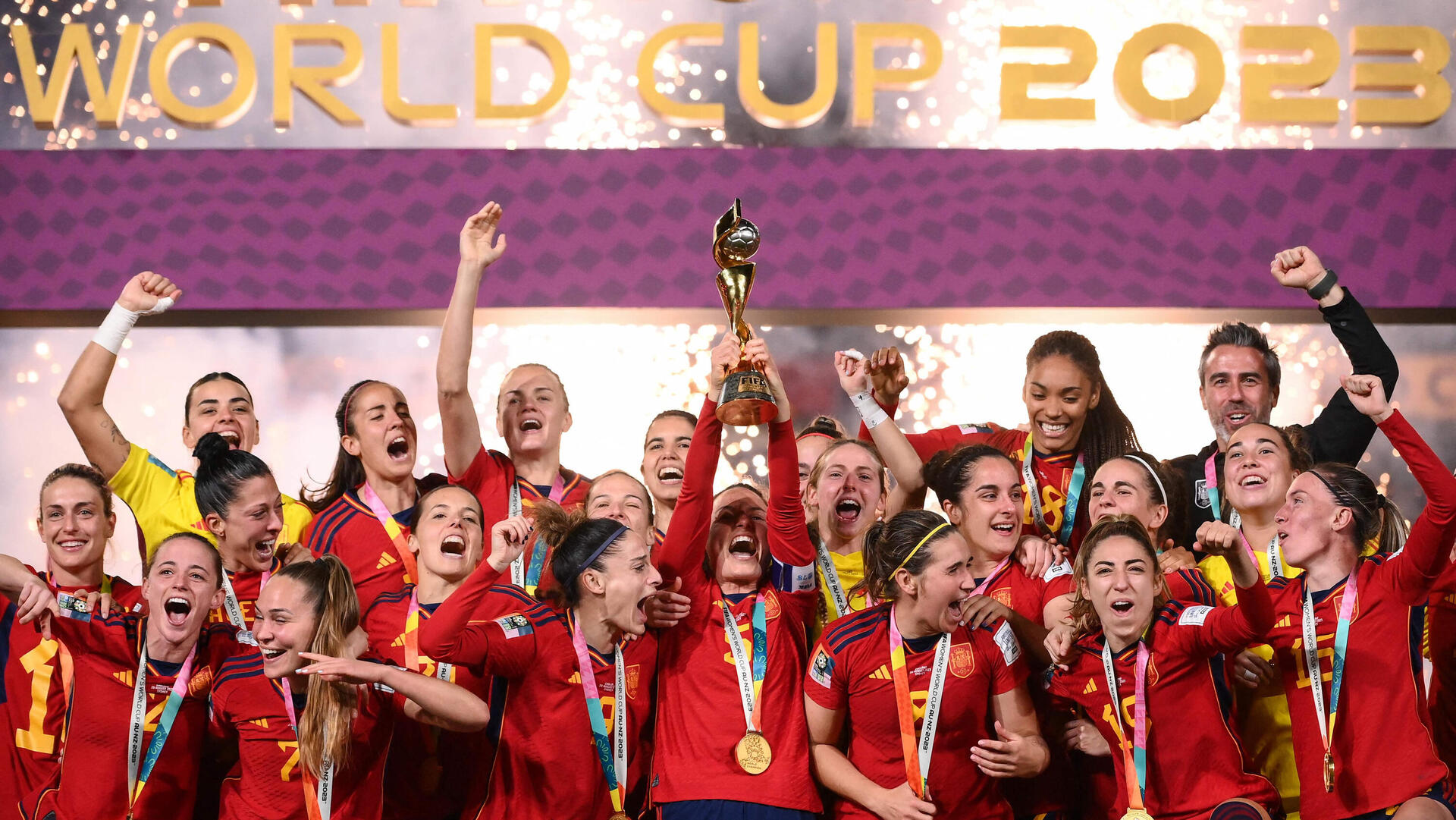נבחרת ספרד כדורגל נשים מניפה גביע גמר מונדיאל 2023
