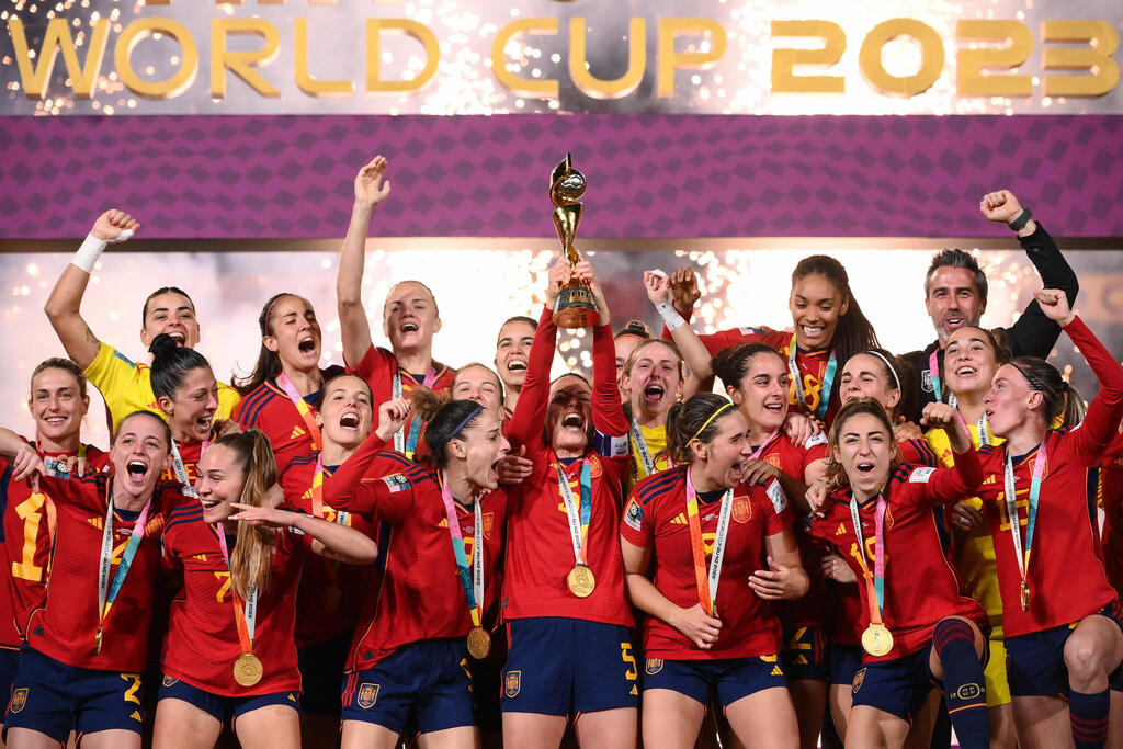 נבחרת ספרד כדורגל נשים מניפה גביע גמר מונדיאל 2023
