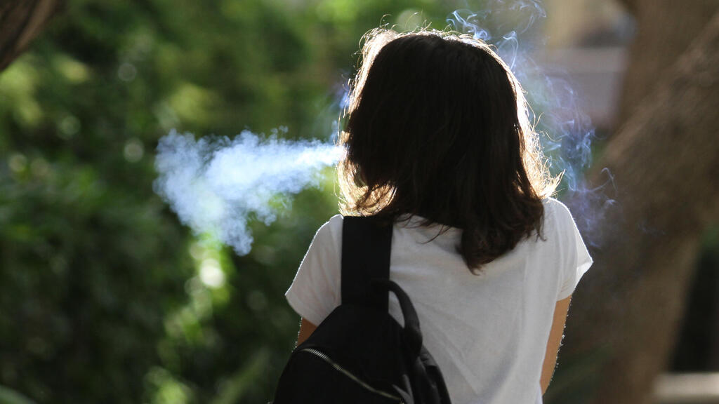 עישון סיגריה אלקטרונית אילוסטרציה