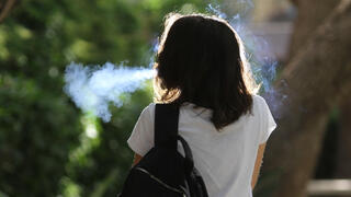 עישון סיגריה אלקטרונית אילוסטרציה